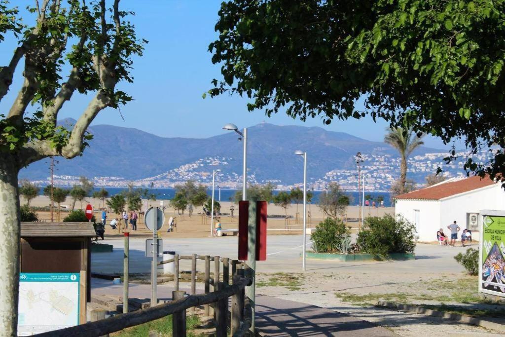 A16-Casa Con Barbacoa En La Playa Empuriabrava Exterior foto